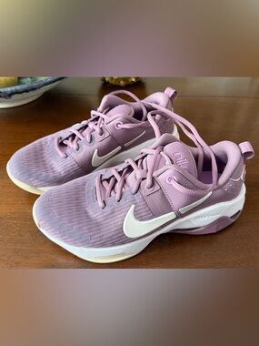 Nike Women’s Bella Zoom 6 Workout Shoes in Violet Dust/Sail